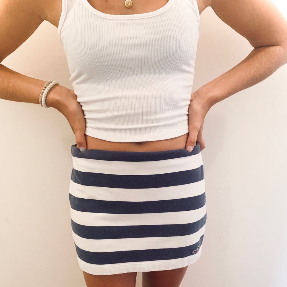 Super cute HOLLISTER navy blue and white skirt.